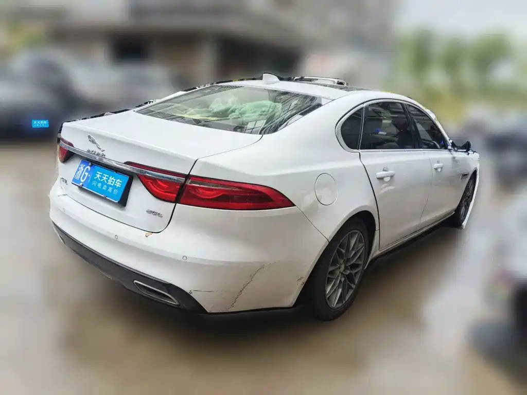 Photo 5 - Jaguar XFL