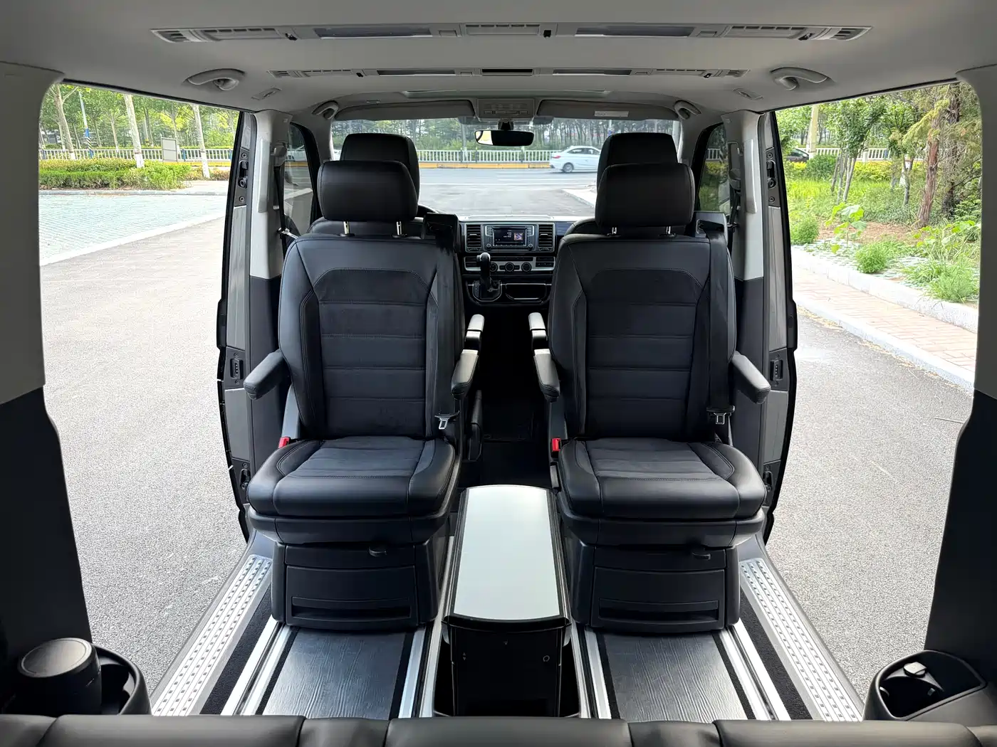 Volkswagen Multivan 2018 2.0TSI 4WD Explorer Edition 7-Seater фото 18
