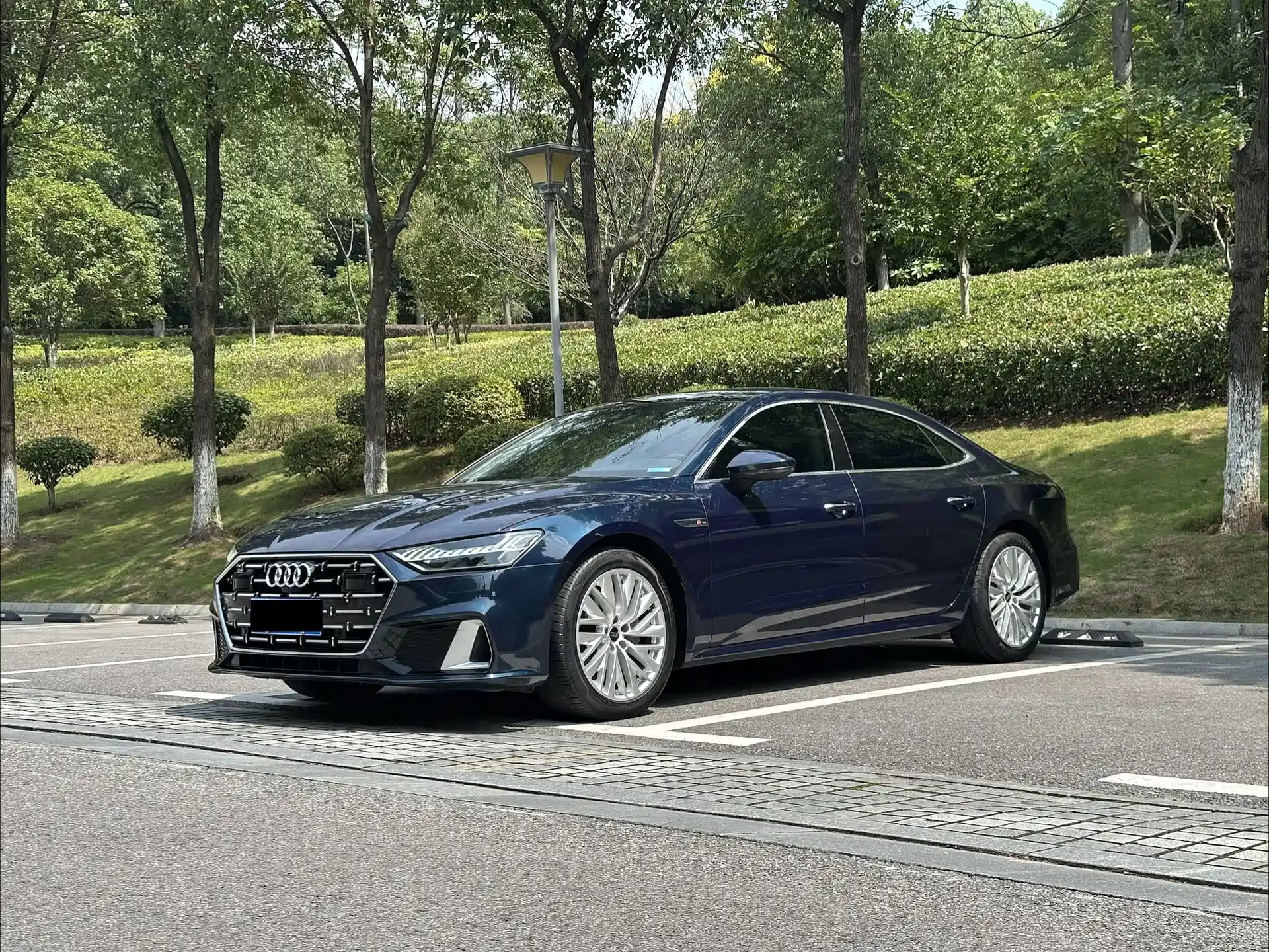 Фото 1 - Audi A7L