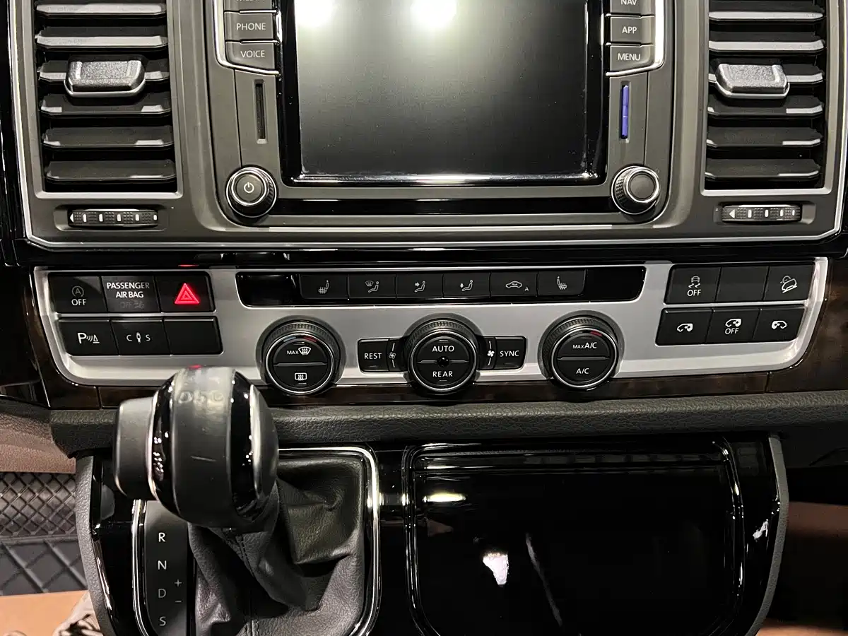 Volkswagen Multivan 2019 2.0TSI 4WD Premium 7-seater фото 9