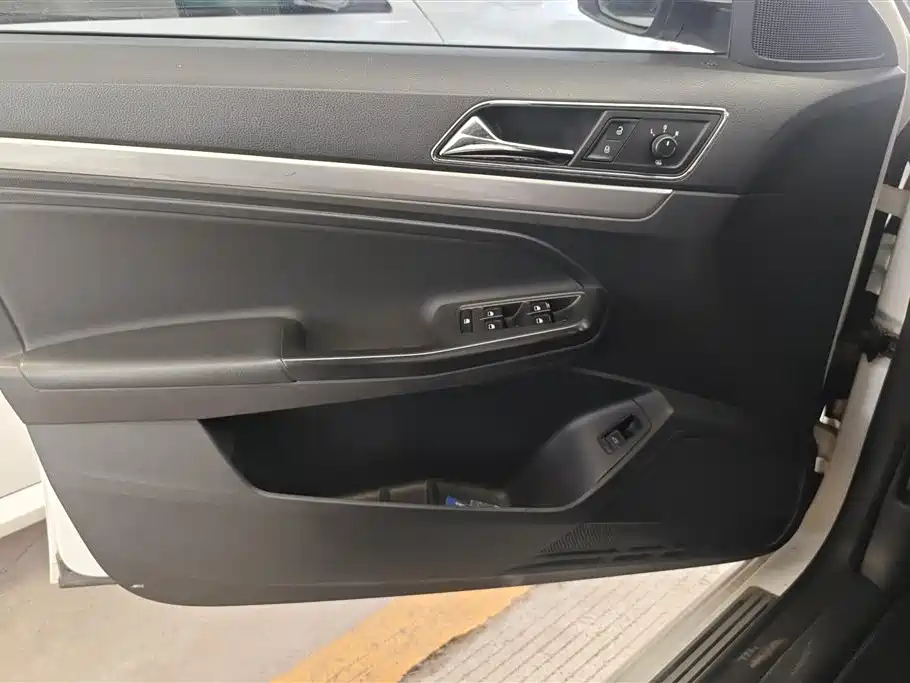 Volkswagen Lavida 2017 1.6L Automatic Comfort Edition фото 7
