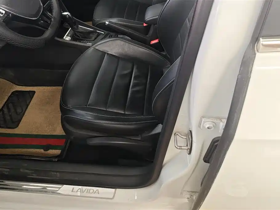Volkswagen Lavida 2017 1.6L Automatic Comfort Edition фото 9