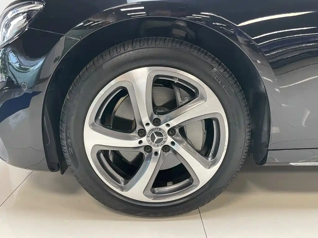 Фото 22 - Mercedes-Benz E-Class
