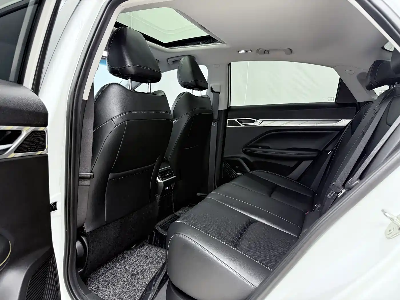 Geely Emgrand L HiP 2025 2024 Model Champion Edition 1.5TD-DHT Pro 100KM Surpassing Type