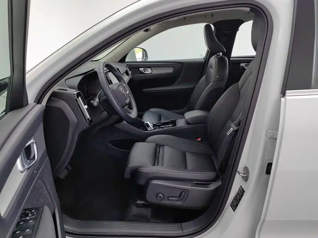 Volvo XC40 2025 2025 B4 AWD Smart Elite Luxury Edition