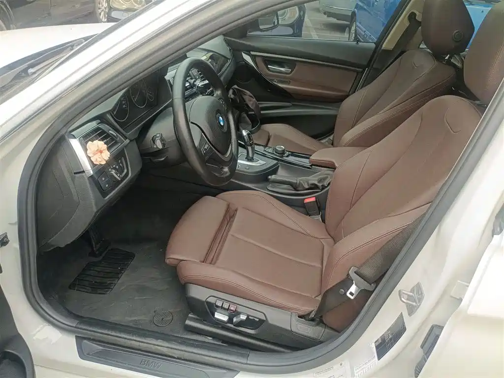 BMW 3 Series 2018 318Li фото 11