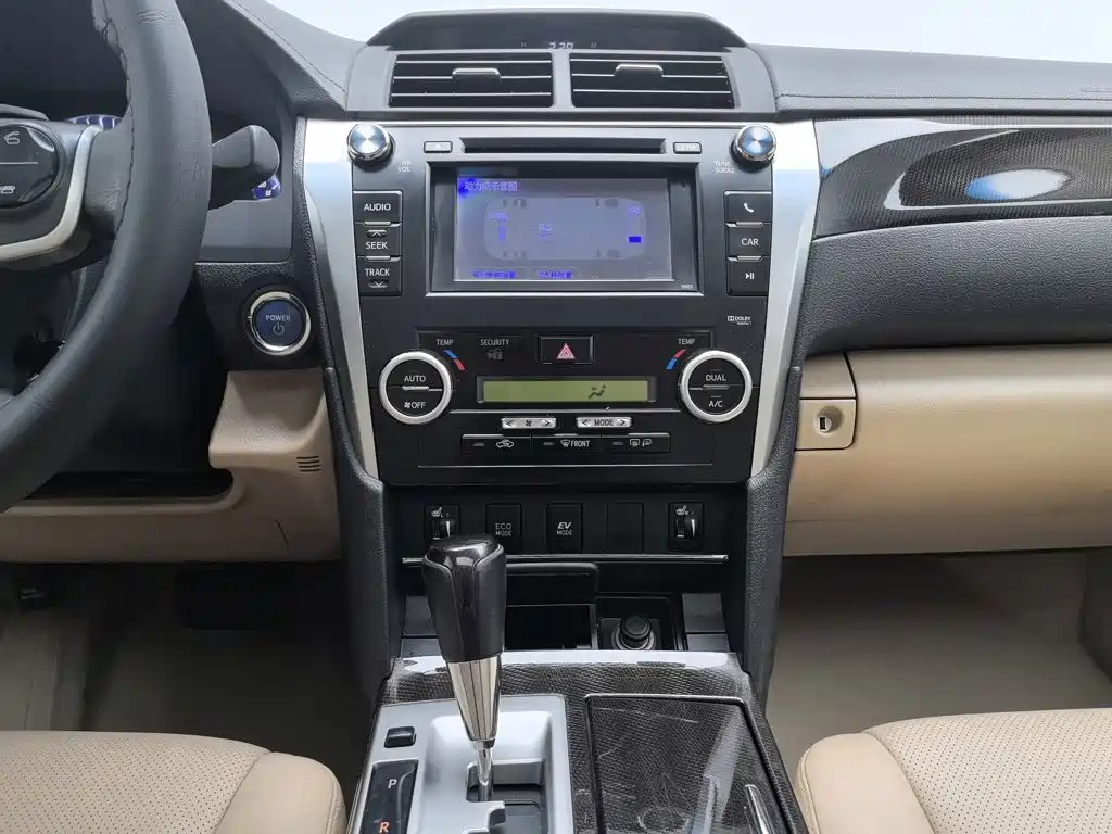 Фото 12 - Toyota Camry