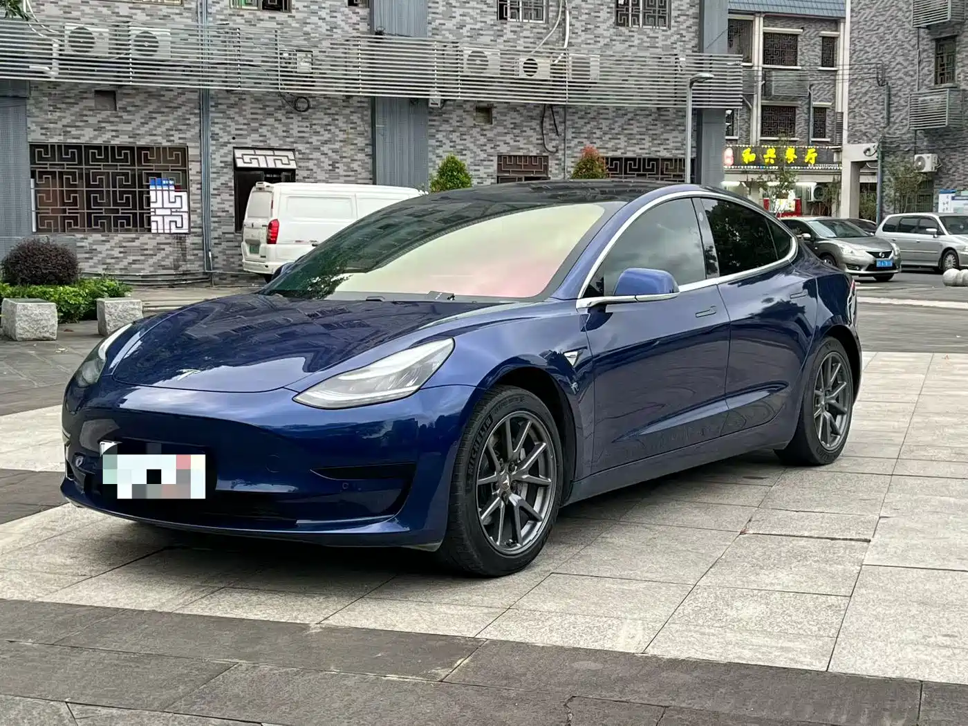 TESLA MODEL 3