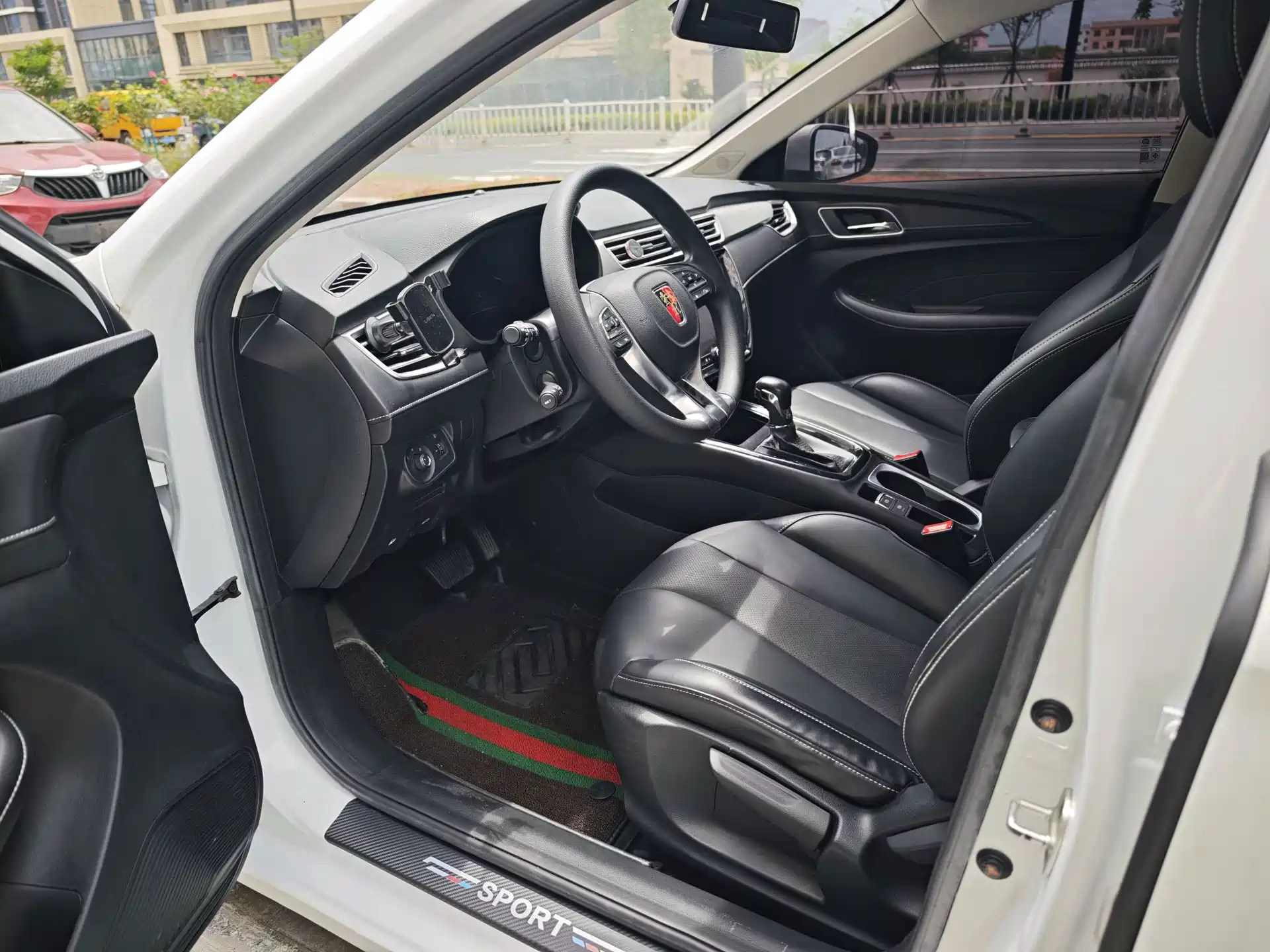 Фото 7 - Roewe i5
