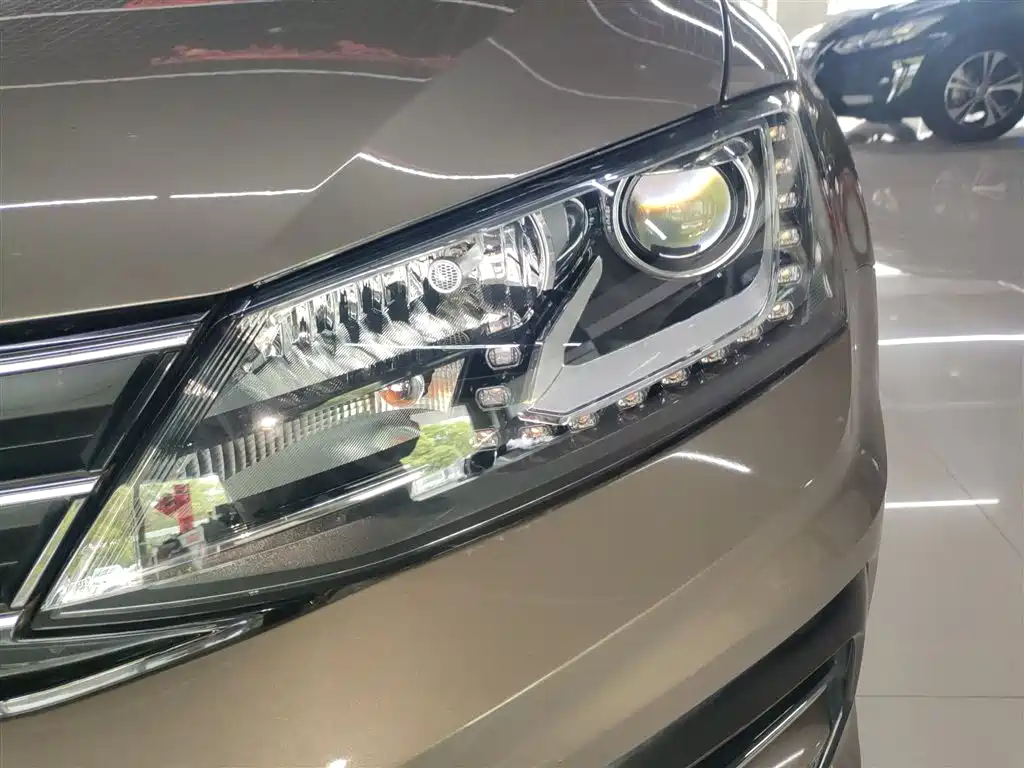 Volkswagen Sagitar 2018 280TSI DSG Spark Edition фото 19