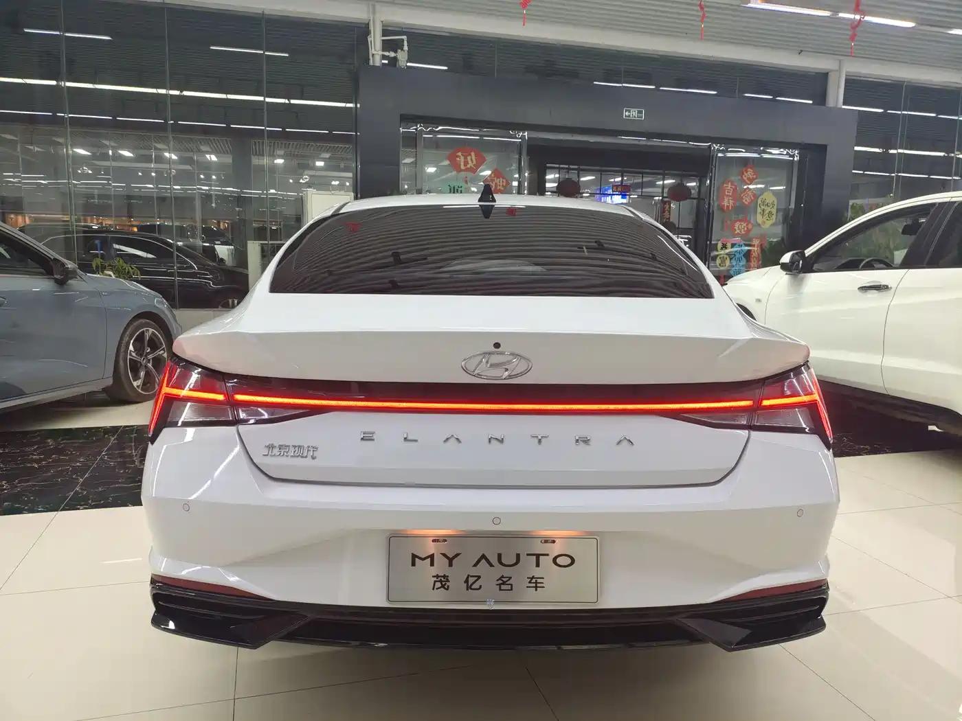 Hyundai Elantra 2022 1.5L CVT LUX Premium Edition фото 3