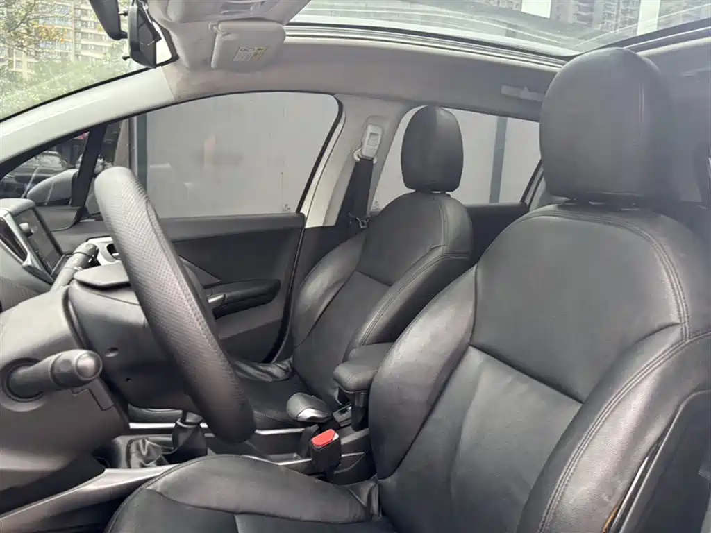 Peugeot 2008 2014 1.6L Manual Fashion Edition фото 13