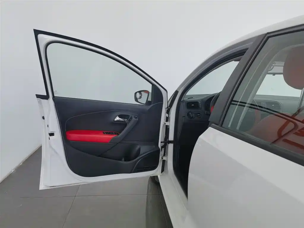 Volkswagen Polo 2018 1.5L Manual Safe Drive фото 8