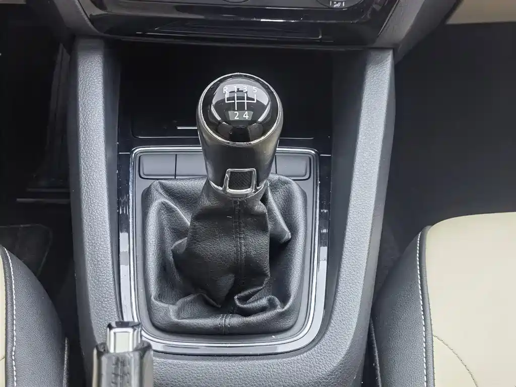 Volkswagen Sagitar 2015 1.6L Manual Comfort фото 13