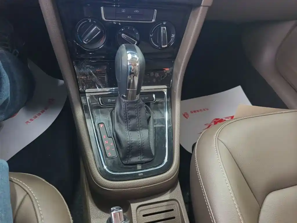 Volkswagen Bora 2014 1.6L Automatic Comfort Edition фото 14