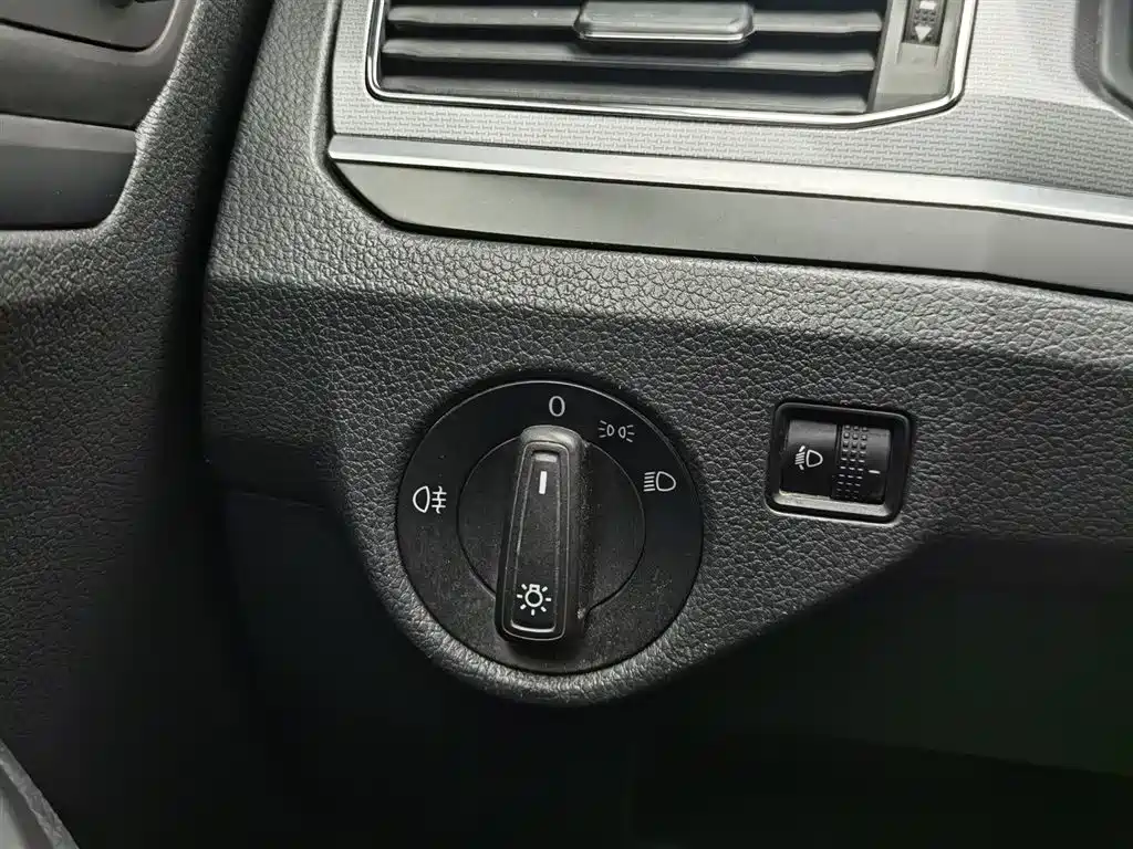 Volkswagen Bora 2018 1.5L Manual Fashion фото 21