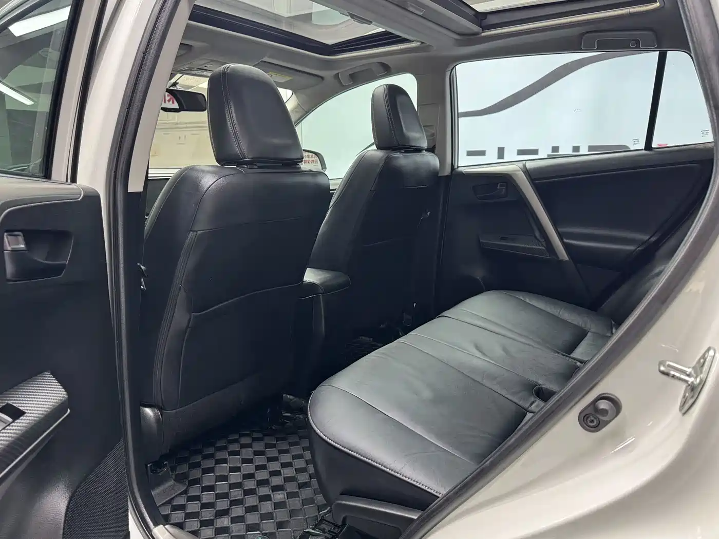 Toyota RAV4 Rongfang 2015 2.5L Automatic 4WD Elite Edition фото 12