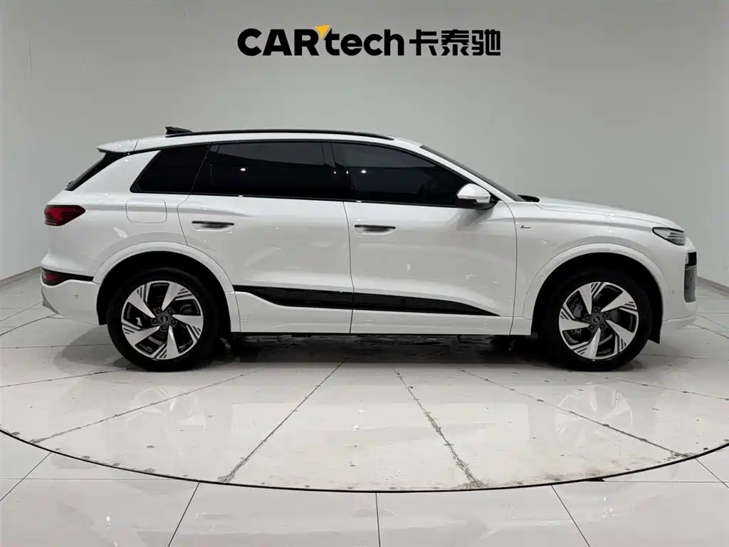 AUDI Q6L E TRON
