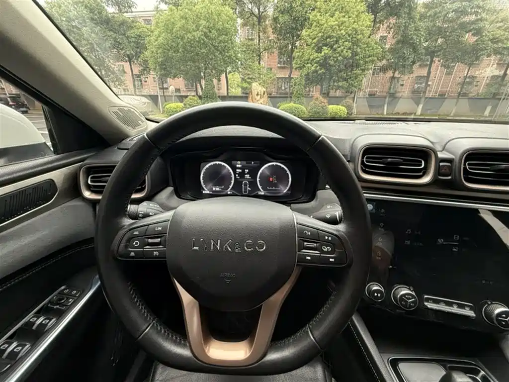 Lynk & Co 03 2018 1.5TD DCT Standard (China V) фото 3