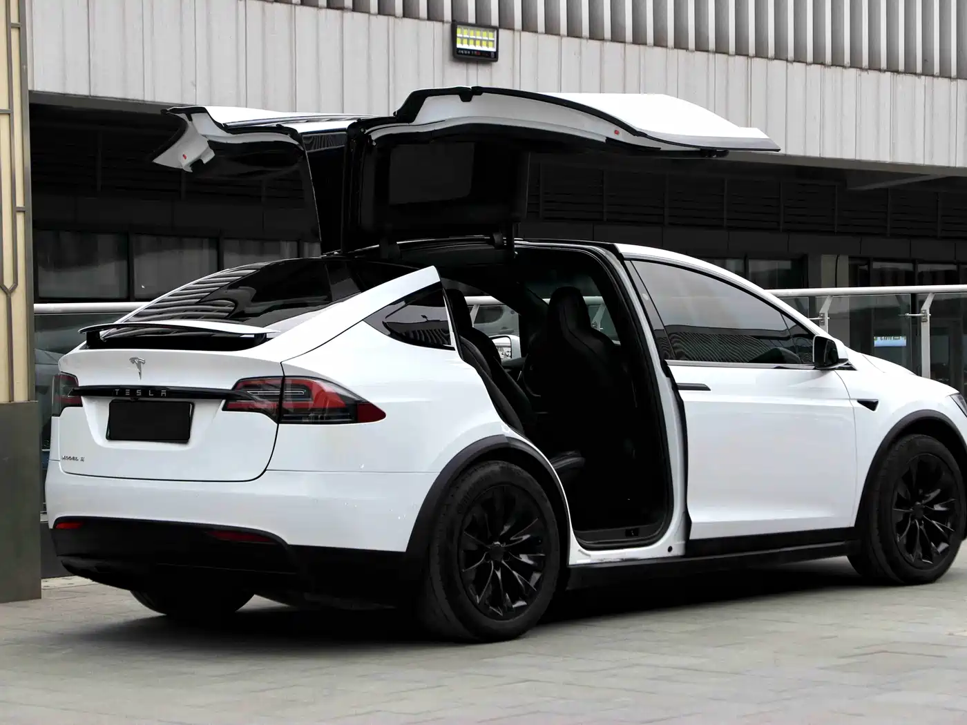 TESLA MODEL X