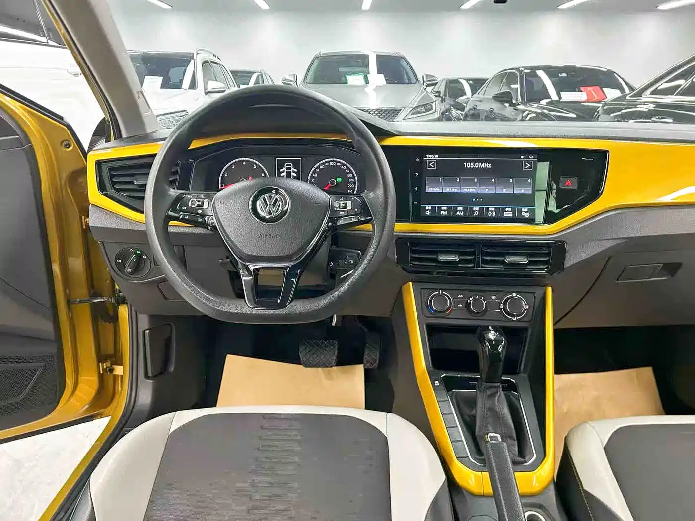 Volkswagen Polo 2019 Plus 1.5L Automatic Colorful Tech Edition фото 10