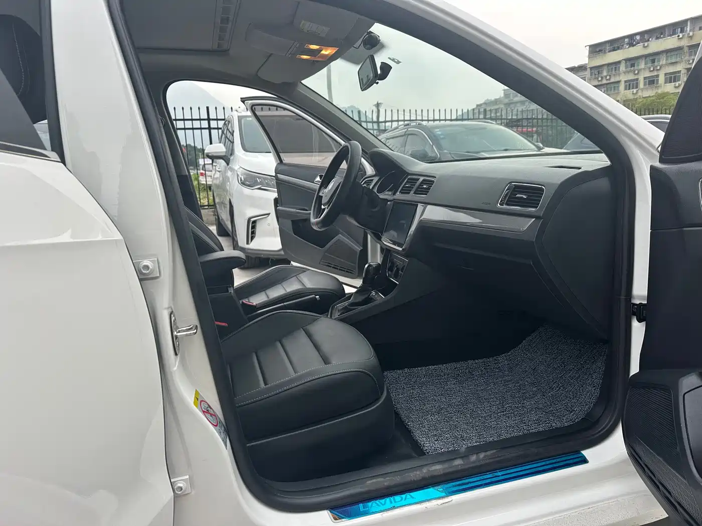 Volkswagen Lavida 2017 1.6L Automatic Comfort Edition фото 7