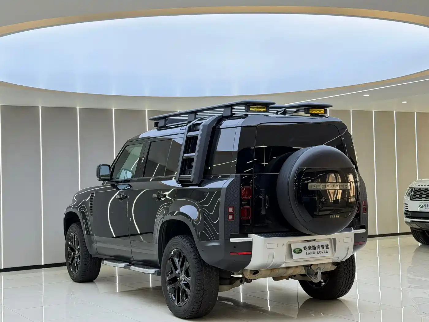 Land Rover Defender 2022 110 P400 Dark Special Edition фото 7