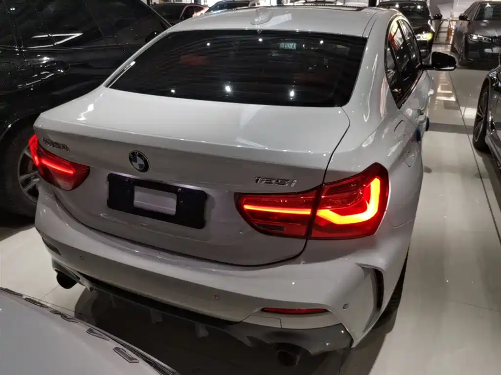 BMW 1 Series 2021 125i M Sport Black Night Edition фото 6