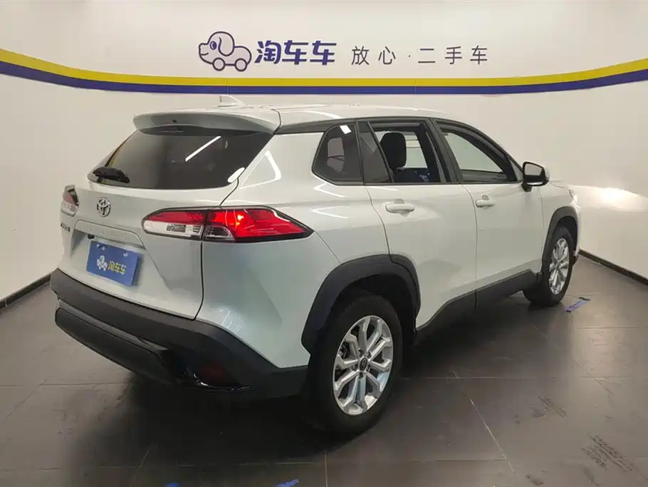 Toyota Frontlander 2023 2.0L CVT Elite Edition фото 3