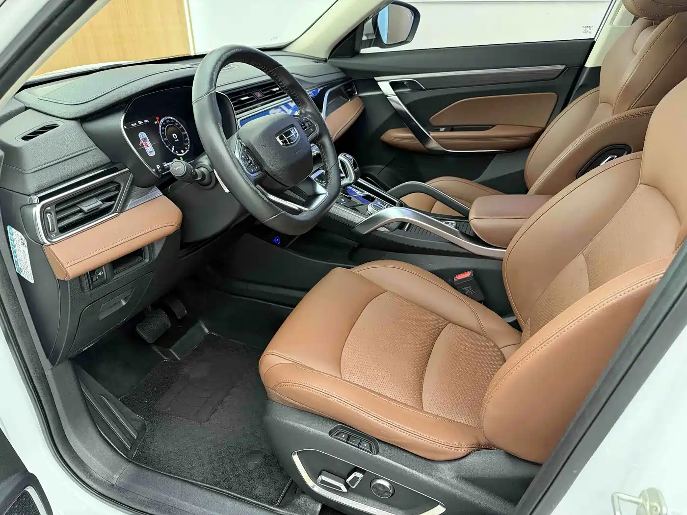 Photo 8 - Geely Atlas