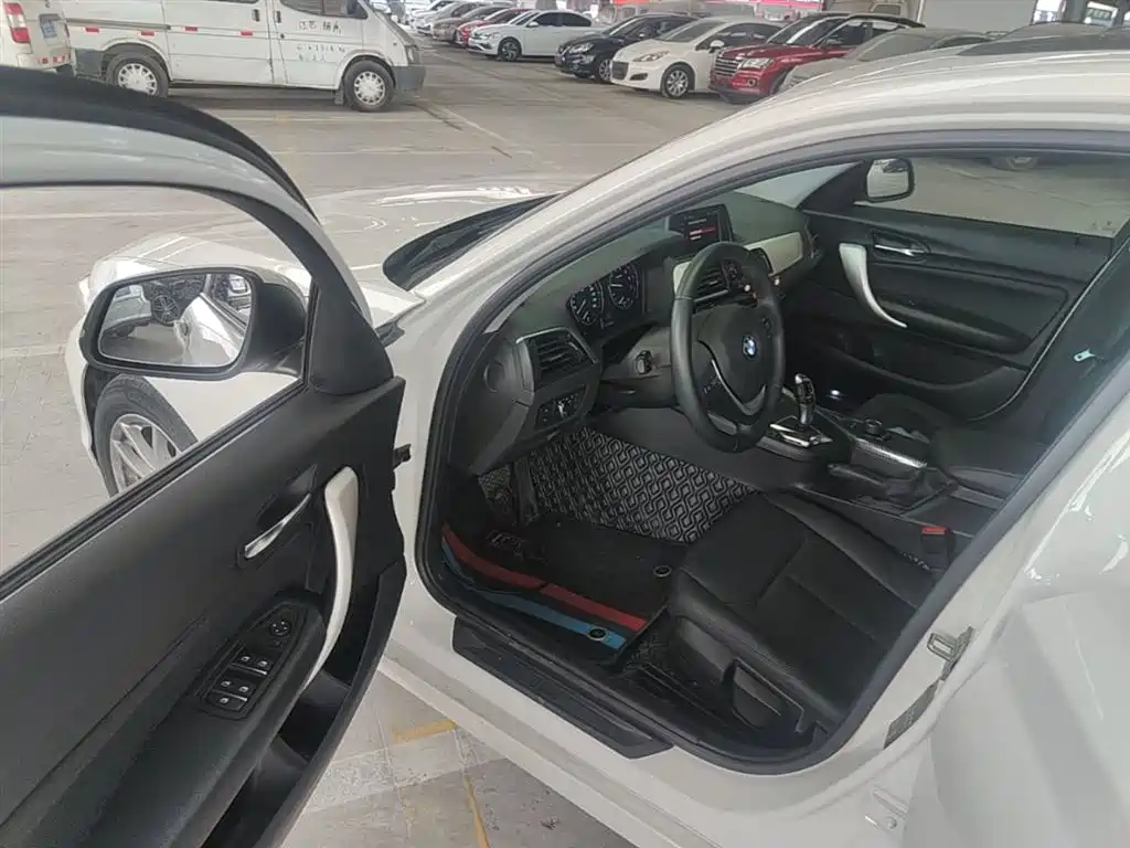 BMW 1 Series (Import) 2018 118i Leading фото 16