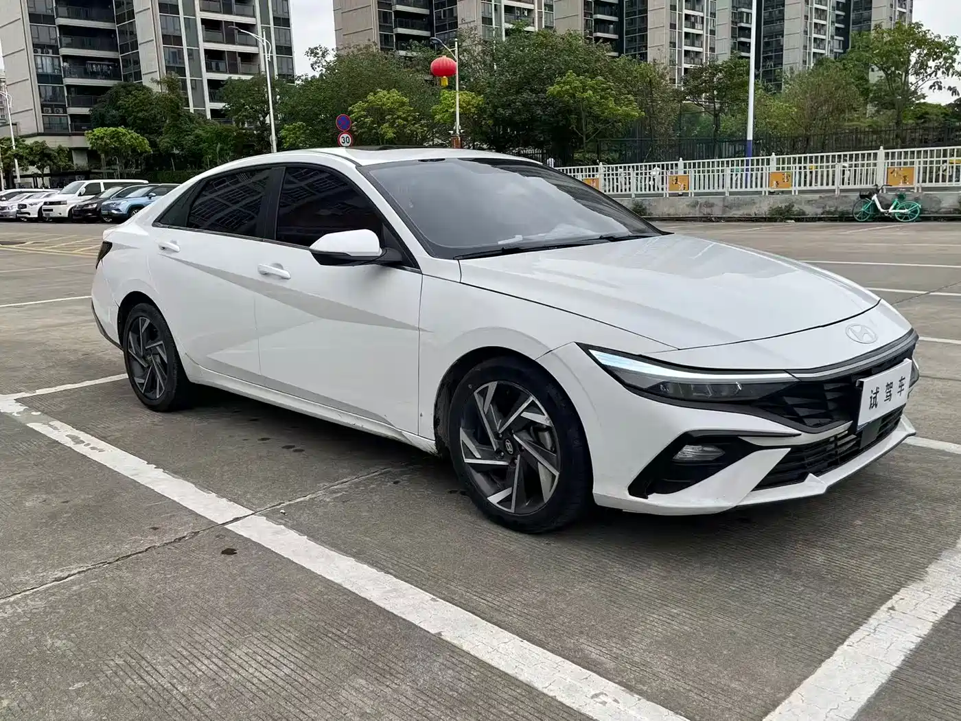 Hyundai Elantra 2022 1.5L CVT LUX Premium Edition фото 2