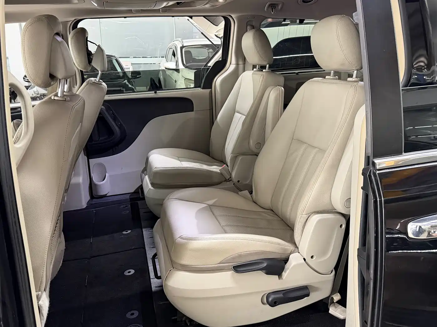 Chrysler Grand Voyager (Import) 2014 3.6L Comfort Edition фото 5