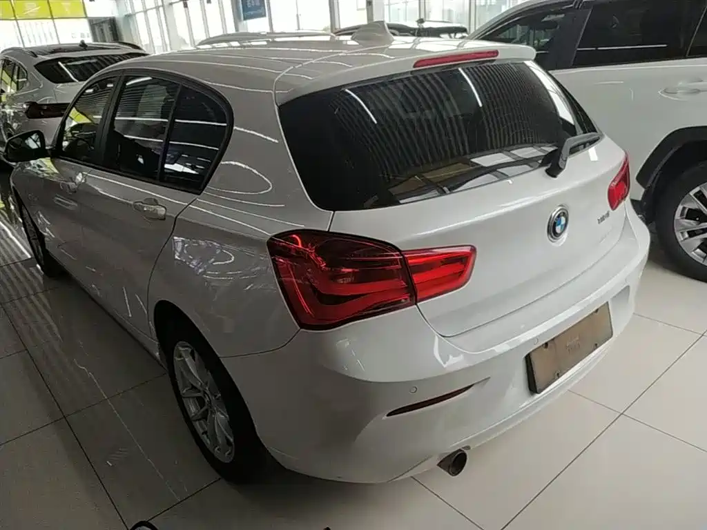 BMW 1 Series (Import) 2016 118i Leading фото 5