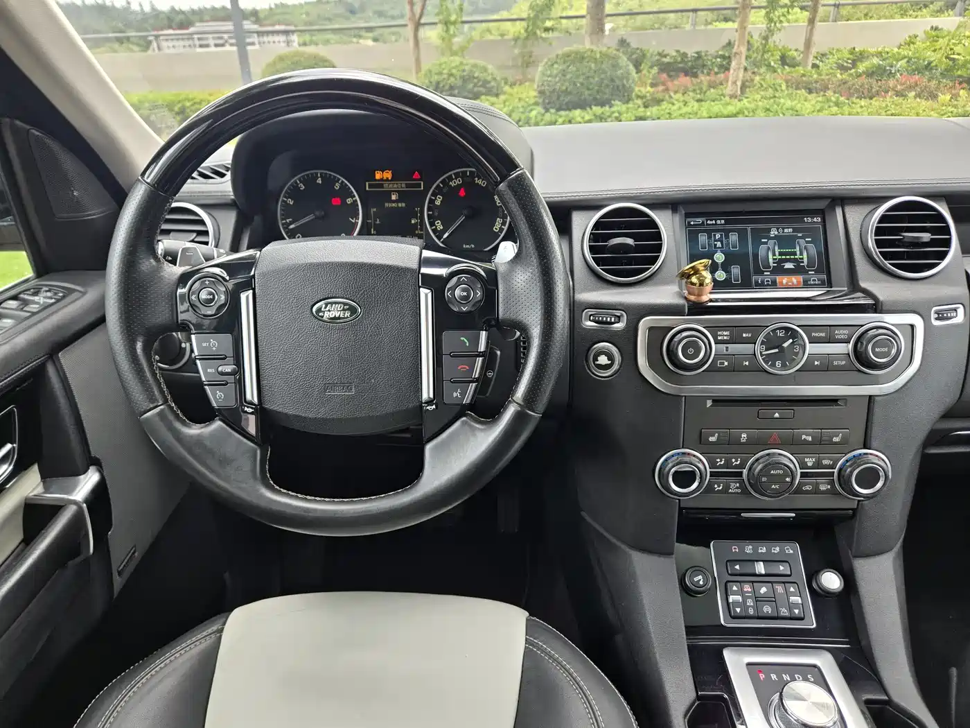 Land Rover Discovery 2014 3.0 SC V6 XXV Edition фото 17