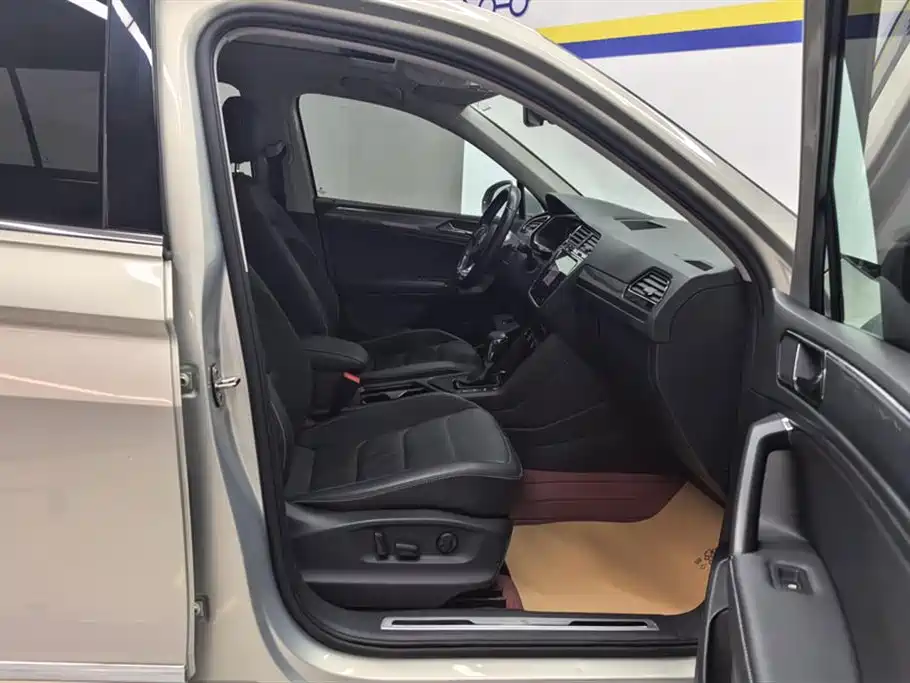 Volkswagen Tiguan L 2021 330TSI Automatic 2WD R-Line Premium фото 8