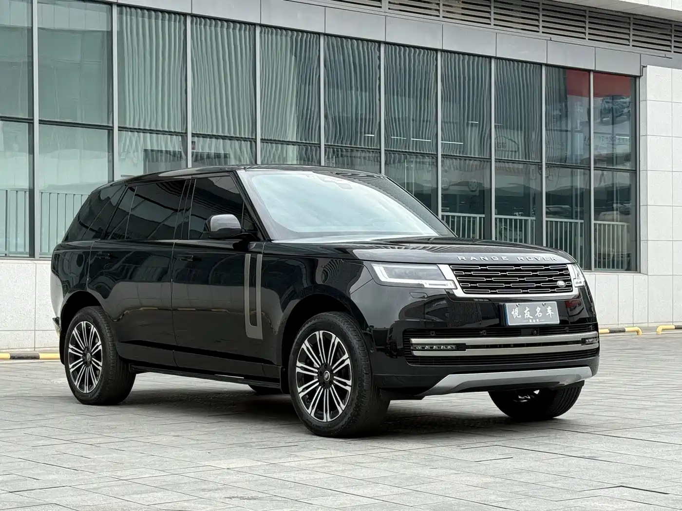 Land Rover Range Rover 2023 3.0 L6 400PS Golden Age 7-Seater Long Wheelbase фото 3