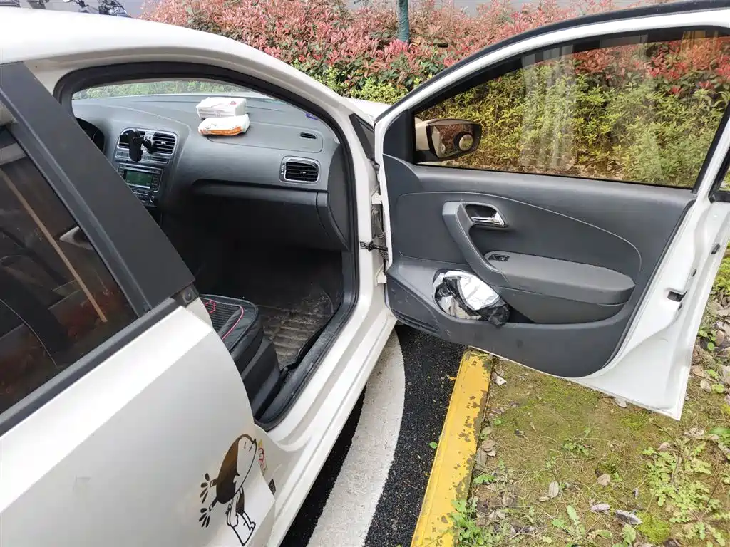 Volkswagen Polo 2014 1.4L Automatic Comfort Edition фото 19