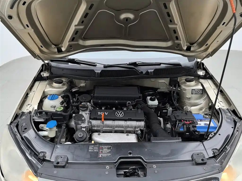Volkswagen Lavida 2011 1.6L Manual Elegance Edition фото 6
