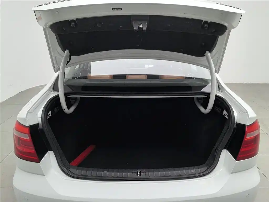 Volkswagen Bora 2014 1.6L Automatic Fashion Edition фото 16