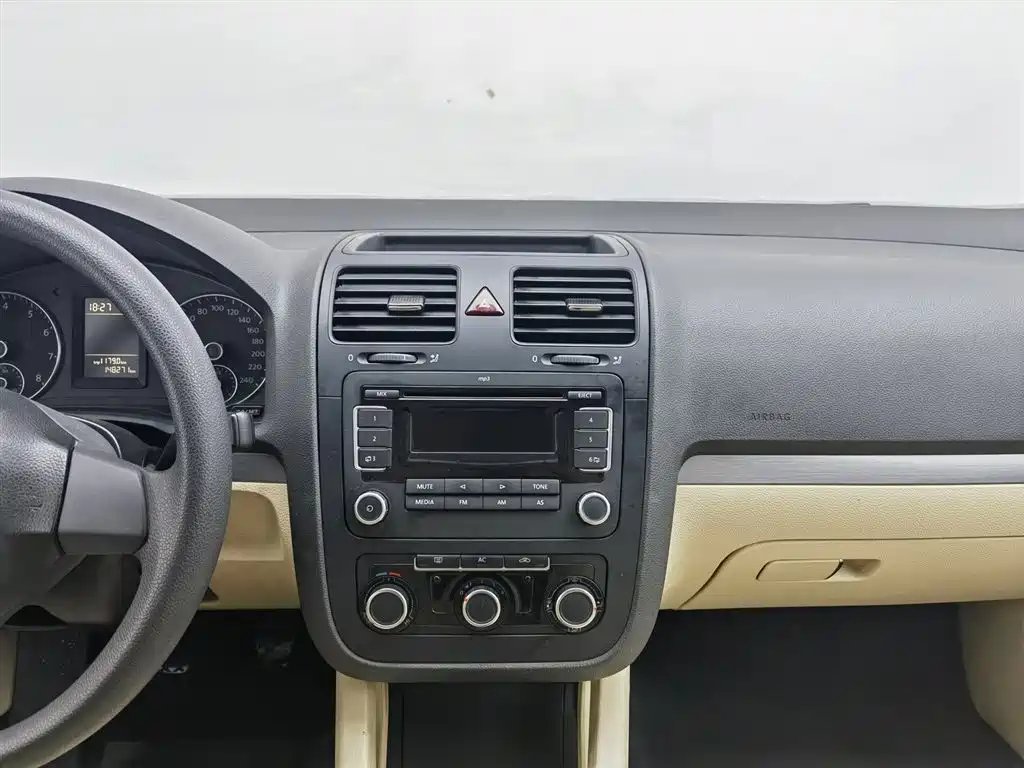 Volkswagen Sagitar 2011 1.6L Manual Comfort фото 12