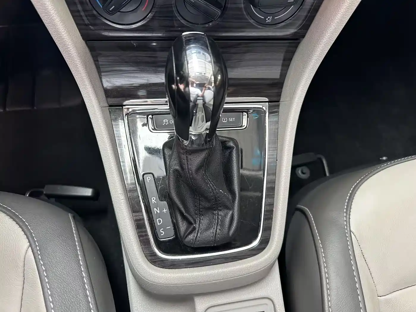 Volkswagen Lavida Tour 2013 1.6L Automatic Comfort фото 9