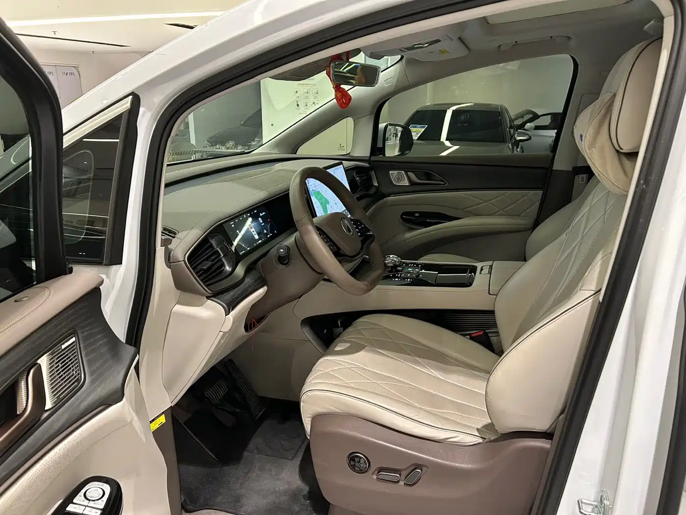 Denza D9 2022 DM-i 970 All-Wheel Drive Honor Edition фото 4