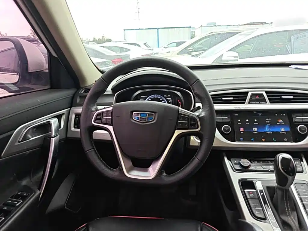 Фото 11 - Geely Atlas