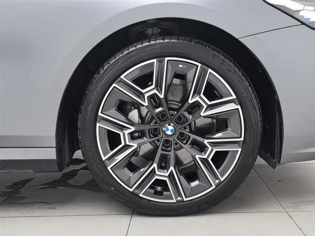 BMW 5 Series 2025 530Li Premium M Sport Package фото 17