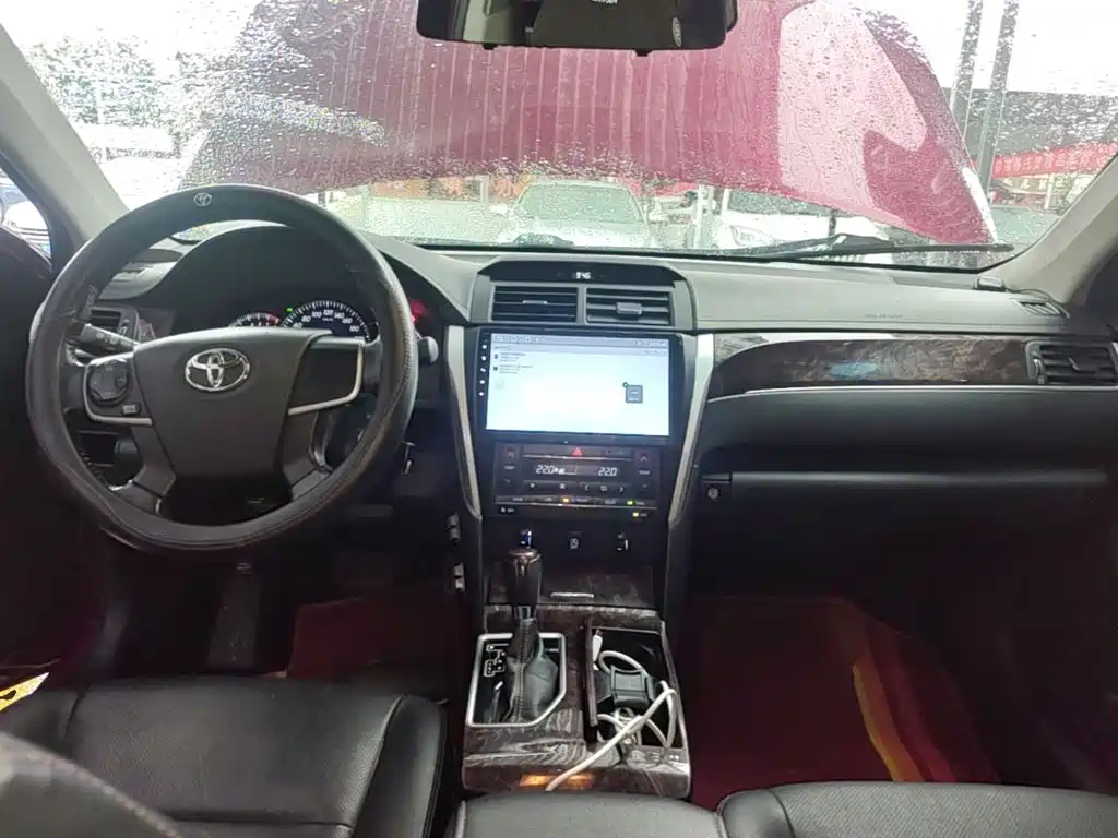 Фото 10 - Toyota Camry