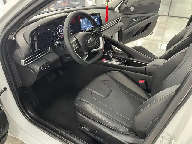 Hyundai Elantra 2022 1.5L CVT LUX Premium Edition — фото 5