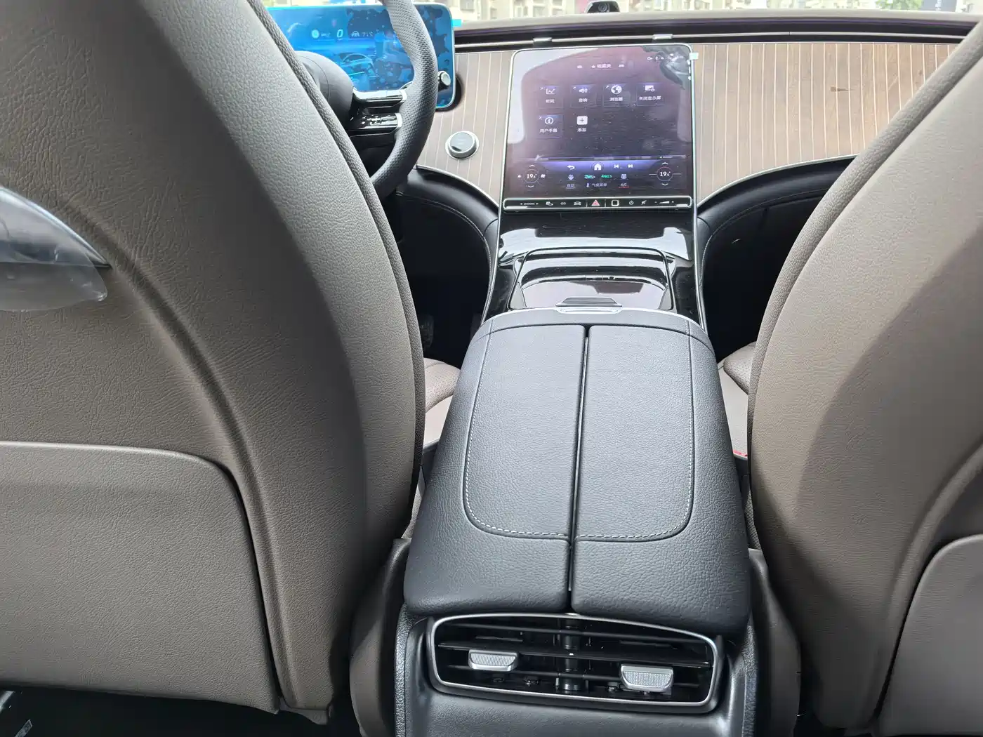 Mercedes-Benz EQE 2025 Model 500 4MATIC Luxury Edition фото 11