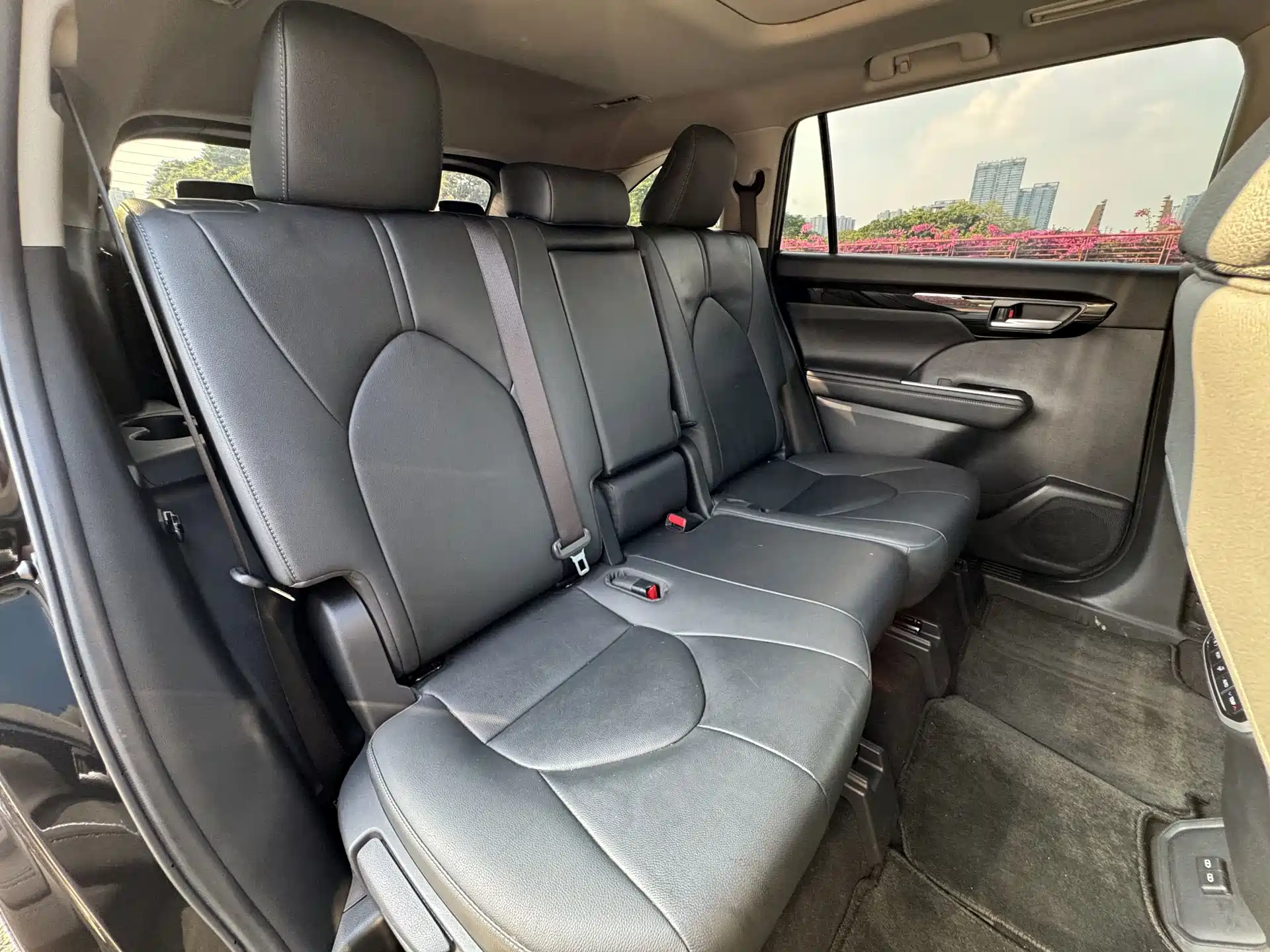 Photo 12 - Toyota Highlander