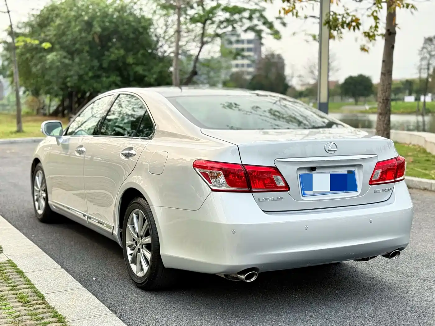 Фото 3 - Lexus ES